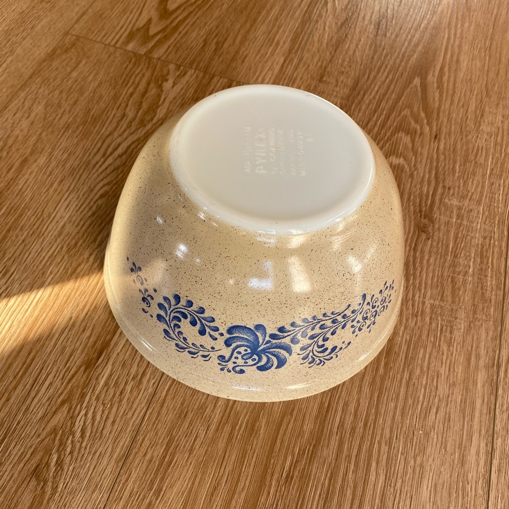 Vintage Homestead Pyrex By Corning, #402 (1.5QT) 7 1/4” Diameter